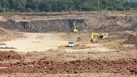 ขู่เป็น ‘สายทหาร’ จะสร้างบ้าน แต่กลับขุดดินขาย! 