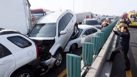 วินาศสันตะโร ! ชนสนั่นนับ 100 คัน ใกล้สนามบิน‘อินชอน’ ตาย 2 เจ็บอื้อ (ชมคลิป)