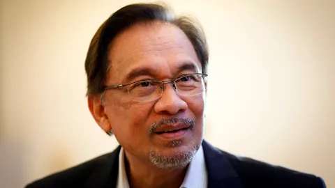 จับการ์ตูนนิสต์ดังมาเลย์ฉะศาลคดีอันวาร์