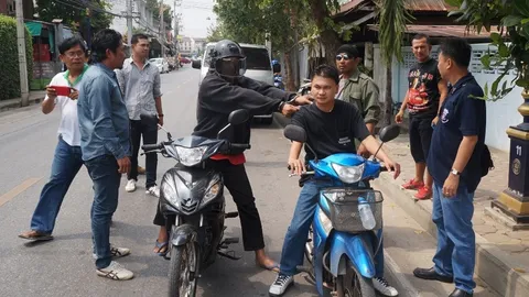 หากินไกล! ตร.รวบ 2 โจ๋เมืองชล วิ่งราวสาวเมืองเพชร