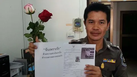 ตร.ทางหลวงขอนแก่นมอบกุหลาบนักซิ่ง เตือนจากใจ 'เพราะรักจึงจับ'!