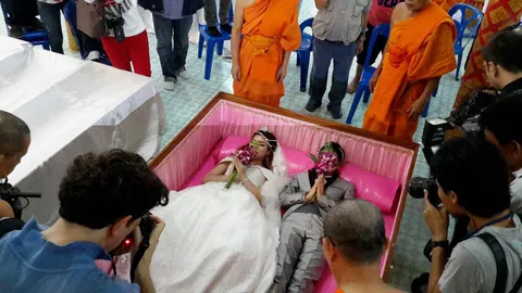 ฮือฮา! 10คู่รักจูงมือ ร่วมวิวาห์ 'ลงโลง' วัดดังนนทบุรี