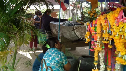 แห่ไหว้'เรือตะเคียน'สุดเฮี้ยน! ขึ้นจากน้ำให้หวยถูก2งวดติด