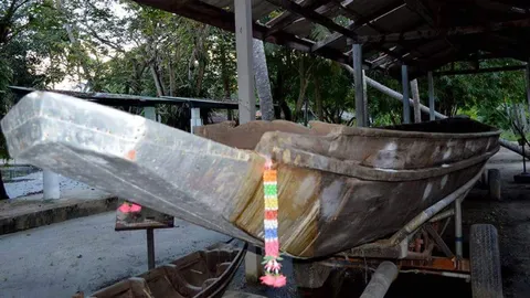 แห่ขอหวยเจ้าแม่ตะเคียนทอง 'เรือขุดโบราณ' วัดคลองแดน