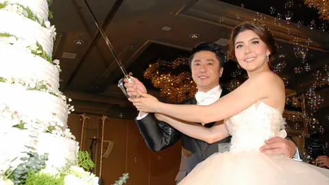 สุดชื่นมื่น !! อั๋น-เจนนี่ คู่รักมาราธอน ควงเข้าประตูวิวาห์แบบไทย-จีน (ชมคลิป)