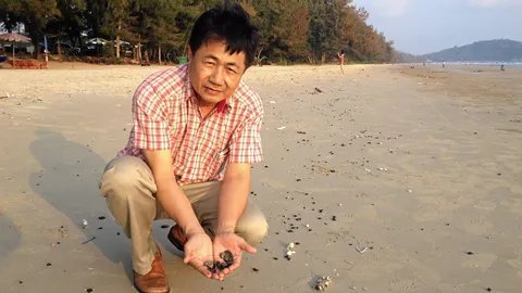 ซ้ำซาก!! คราบน้ำมันเหนียว เกยหาดระยอง ยาว 3 กม.