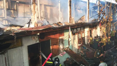 ไฟไหม้บ้านพัก พนง.ผับดังเมืองขุนแผน สูญเฉียดล้าน