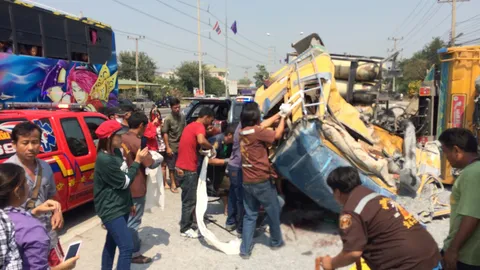 พ่วงเสย18 ล้อ พ่อแม่ลูกดับคาที่ 3  คนเล็ก 3 ขวบรอดปาฏิหาริย์ (ชมคลิป )