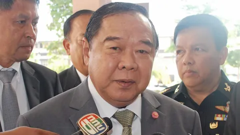 บิ๊กป้อม ฉุน ถูกสื่อฯ ซัก 'ตั๊น จิตภัสร์' แต่งทหารร่วมปาร์ตี้