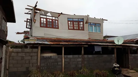 พายุถล่มขอนแก่น ฝาบ้านปลิวขึ้นหลังคา พังกว่า 200 หลัง!  