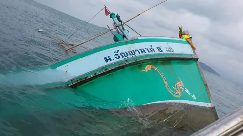 ตร.น้ำช่วย 11 ลูกเรือ ชนหินท้องทะลุ จมดิ่งก้นทะเล! 