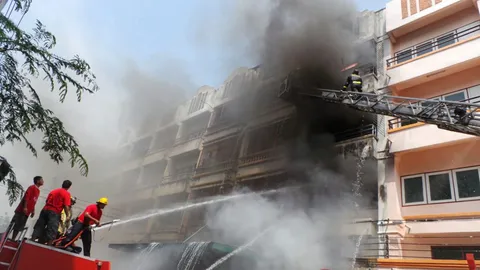 จุดธูปไหว้ตรุษจีน เพลิงวอดอาคารพาณิชย์ย่านบางแค สูญ 5 แสน