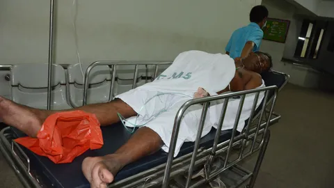 4 โจรปล้นพ่อค้าลูกชิ้นทอด มีดแทงยับ เคราะห์ดีรอดตายปาฏิหาริย์  