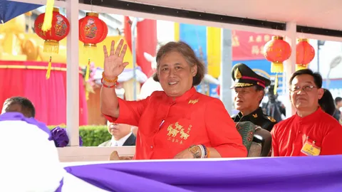 สมเด็จพระเทพฯ เสด็จฯ ทรงเปิดงานตรุษจีนเยาวราช ทอดพระเนตรร้านค้า