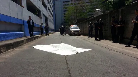 สาวใหญ่โดดตึก 6 ชั้น ห้างดังย่านลาดพร้าว ดับ