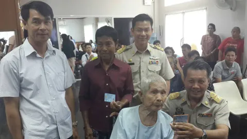 ชีวิตรันทด! เมียวัย 64 เดินเร่ร่อนขอข้าว เลี้ยงผัวพิการวัย 80