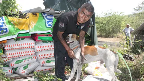 โจรโหดบุกบ้าน 'ลุงสว่าง' ฉกอาหารเจ้าตูบ เงื้อสปาร์ต้าฟันเจ็บ 2ตัว