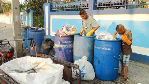 พบเด็กวัย 15 หาเลี้ยงตัวเองกับน้องด้วยการเก็บของจากกองขยะขาย