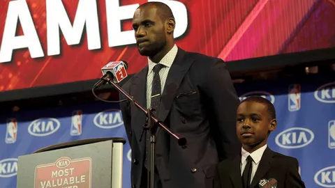 'เลอบรอน' ฉุนจัด ! เหตุลูกชายถูกรุมแย่งตัวเข้ามหาวิทยาลัย