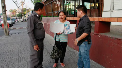 เครียดจัด! สาวใหญ่อดีตเจ้าของ รง.ขู่เผาตัวเอง ทวงสมบัติที่ถูกโกง