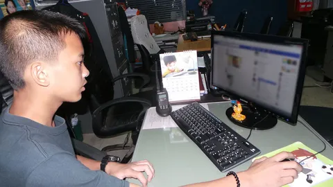 เจ๋ง! ตร.สัตหีบใช้เฟซบุ๊ก ช่วยเด็กม.1 พลัดหลงหาแม่จนพบ