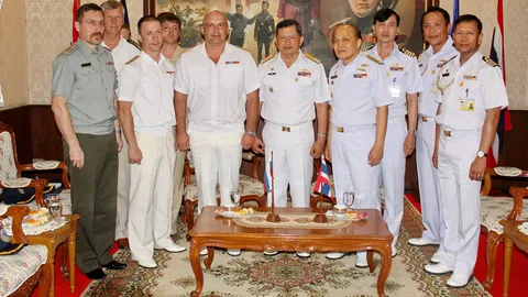 ผบ.หมู่เรือรบรัสเซีย เข้าเยี่ยม ผบ.ฐานทัพเรือสัตหีบ