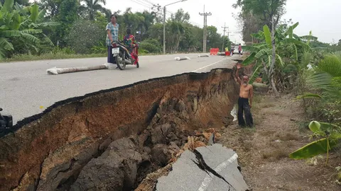 คนหนองเสือโวย! เดือดร้อนถนนทรุด กลัวตกไปคอหัก  