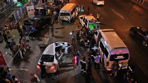 เก๋งเสยท้ายรถตู้! คนขับดับคาซาก เพื่อนนั่งข้างสาหัส 