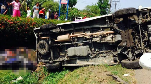 โชเฟอร์รถตู้ซิ่งแล้วยางระเบิด เสียหลักชนยับจยย. 2 แม่ลูกดับคาที่ 