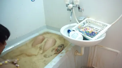 หนุ่มยุ่นสุดห่าม แปะเมนทอสทั่วตัว ก่อนลงไปอาบน้ำในไดเอทโค้ก ผลที่ได้คือ...? (ชมคลิป)