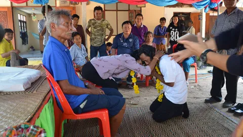 2 ลูกเรือไทย เหยื่อโจรสลัดโซมาเลีย ถึงบ้านเกิด พ่อแม่โผกอด รับขวัญ