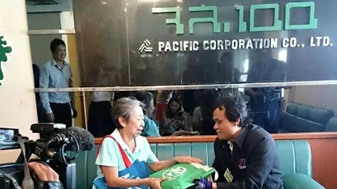 แท็กซี่คนดี มีจริง!! เก็บกระเป๋าเงิน 9 หมื่น เช็ค 6 แสน คืนผู้โดยสาร