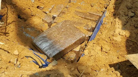 ลุยค้นบ้านย่านคลองหลวง ยึดกัญชาฝังดิน 112 กก. ค่า 1.4 ล้านบ.