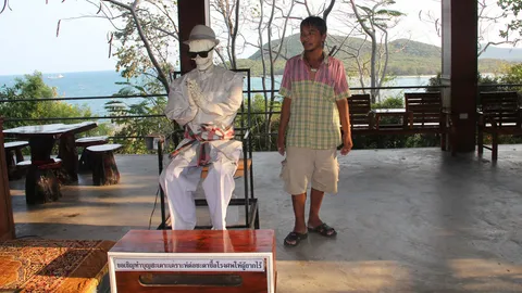 ฮือฮา 'น้าผี' ชวนทำบุญ! นั่งไหว้เรียกคนในวัดดังสัตหีบ