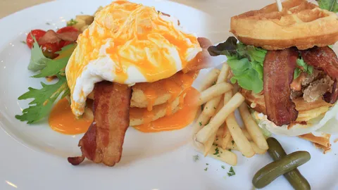 ไม่แพงอย่างที่คิด! กินได้ทั้งครอบครัว อาหารไทย - อเมริกัน สไตล์ 'ควีนนี่บี' 