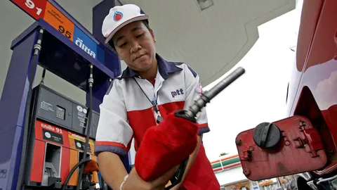 ข่าวดี!! ปตท.-บางจาก ลดราคาน้ำมัน เบนซิน 2 บ. โซฮอล์ 1 บ. ดีเซล 50 สต. 