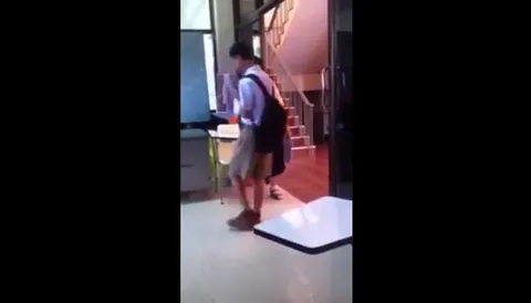 รองเท้าลูบหน้า ครูบอกถือเคล็ดอย่าเกเรอีก (ชมคลิป)