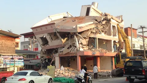 ผวา!แบ็กโฮรื้อตึก เสาเอียงผนังพัง หวั่นถล่มทับบ้าน  