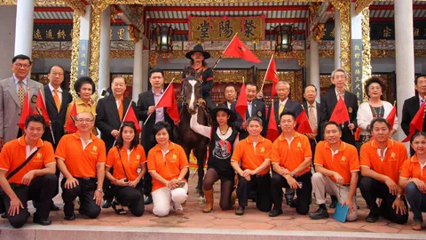 ขี่ม้าตามรอย