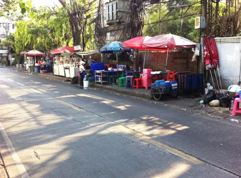 ชาวเน็ตตั้งคำถาม... ทางเท้าโดนร้านอาหารยึด จะให้เดินที่ไหน? 