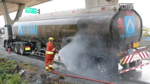 พ่วง 18 ล้อขนน้ำมัน ยางแตกไฟลุก ดับทัน-หวิดระเบิด