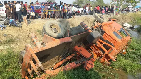 สลด! บรรทุก 6 ล้อการไฟฟ้า ชนยับจยย. สองพี่น้องดับคาที่