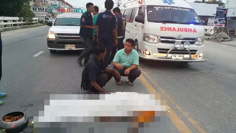 กระบะตีนผีซิ่งชนพระมรณภาพ ขณะบิณฑบาต หนีลอยนวล