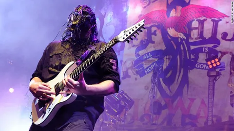 'มิค ธอมสัน' มือกีตาร์วง 'สลิปนอต' ถูกแทงหัว เข้ารพ.