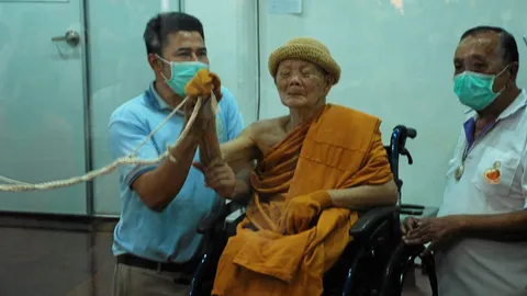 ศิษย์โต้ลือ 'หลวงพ่อคูณ' มรณภาพ ยันแข็งแรงดี (ชมคลิป)