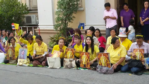 ปลื้มปีติ! พสกนิกรรอรับเสด็จ 'ในหลวง-ราชินี' กลับพระตำหนักจิตรลดา