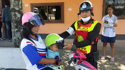 ชื่นชม! ด.ต.เมืองตรัง ทำบุญวันเกิด แจกหมวกกันน็อคเด็ก 