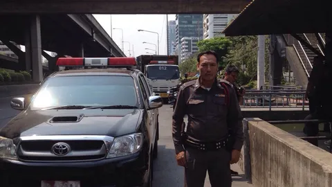 ตร.ตรึง อนุสรณ์ 'นวมทอง' รับกิจกรรมเชิงสัญลักษณ์