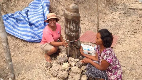 ตะลึง! ขุดสระน้ำเจอ 'ปลัดขิกยักษ์' โผล่ แห่ขอเลขเด็ด