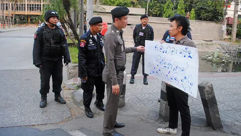 ตร.รุดเคลียร์-ชายชูป้าย “พอเถอะครับให้ประเทศได้พักผ่อนบ้าง” 